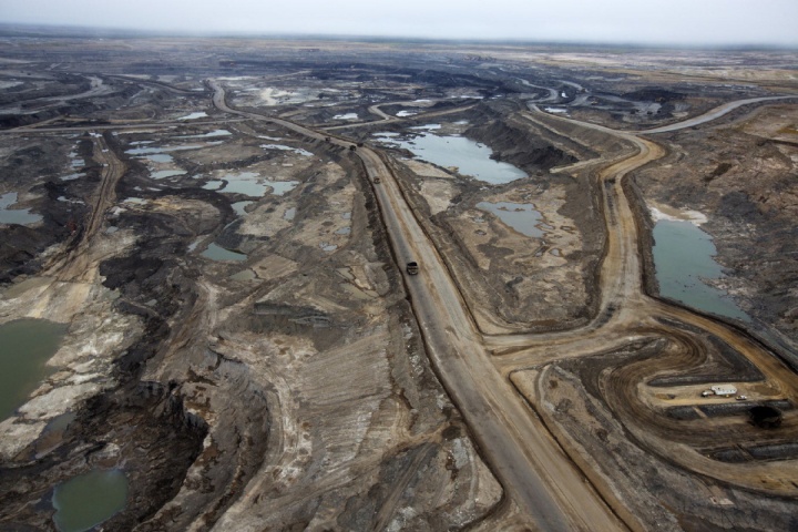 ATKINSON SERIES 2015 HOLD FOR ATKINSON SERIES (AUG./SEPT. 2015 IN INSIGHT): Mining operations at the Suncor oil sands mine near Fort McMurray, Alberta, September, 2014. Photograph by Todd Korol____at mining operations at the Canadian Oil Sands near Fort McMurray, Alberta. Photograph by Todd Korol/Toronto Star Uploaded by: collins, anthony